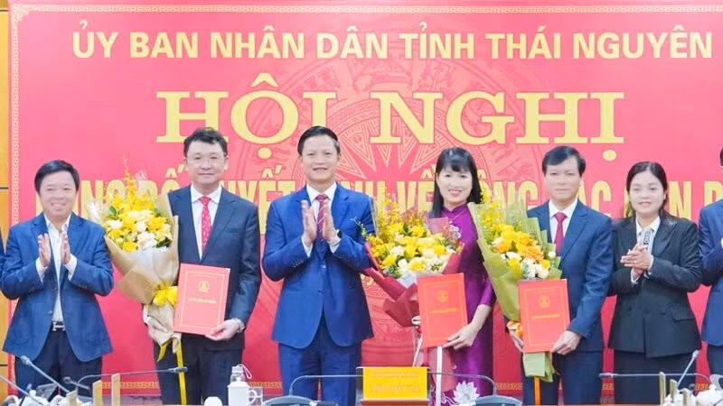 Đồng chí Vương Quốc Tuấn trao quyết định, chúc mừng cán bộ được điều động, bổ nhiệm chức vụ lãnh đạo, quản lý.