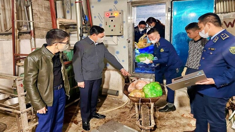 Lãnh đạo Sở Công thương và Chi cục Quản lý thị trường Thái Nguyên chỉ đạo xử lý vụ buôn bán 4,5 tấn gà không rõ nguồn gốc tại xã Tân Cương.