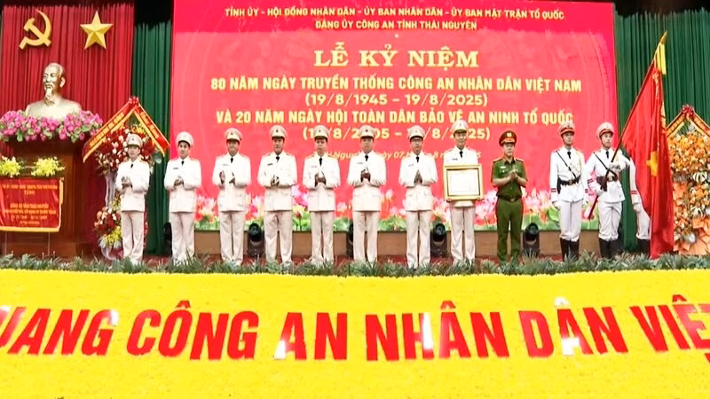 Thượng tướng Nguyễn Văn Long trao Huân chương Chiến công hạng ba của Chủ tịch nước tặng thưởng Phòng Cảnh sát điều tra tội phạm về ma túy Công an tỉnh Thái Nguyên.