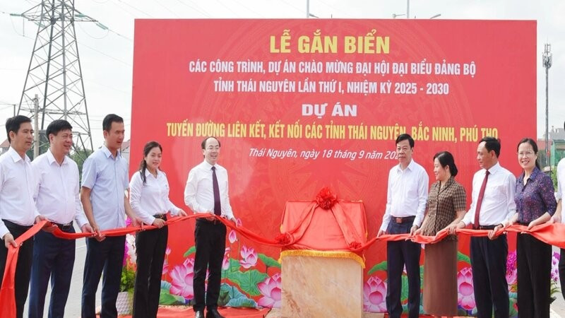 Đại diện lãnh đạo tỉnh Thái Nguyên gắn biển công trình đường liên kết, kết nối các tỉnh Thái Nguyên-Bắc Ninh-Phú Thọ chào mừng Đại hội Đảng bộ tỉnh lần I.