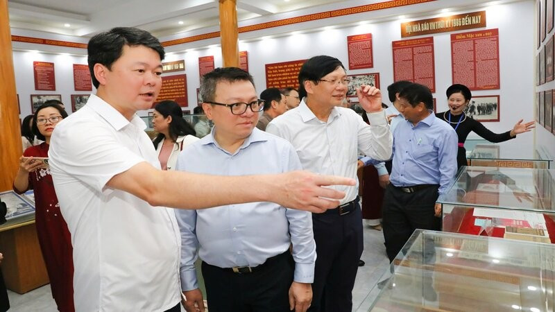 Đồng chí Lê Quốc Minh, Ủy viên Trung ương Đảng, Tổng Biên tập Báo Nhân Dân, Phó Trưởng Ban Tuyên giáo và Dân vận Trung ương, Chủ tịch Hội Nhà báo Việt Nam và các nhà báo thăm Di tích Trường dạy làm báo Huỳnh Thúc Kháng.