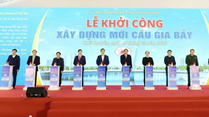 Các đồng chí lãnh đạo tỉnh Thái Nguyên thực hiện nghi thức khởi công xây dựng cầu Gia Bảy mới.