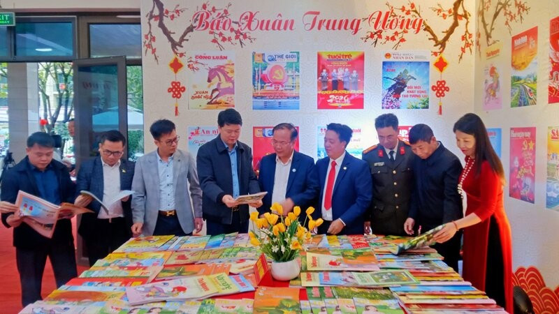 Các đại biểu tham quan gian trưng bày, đọc báo Xuân.