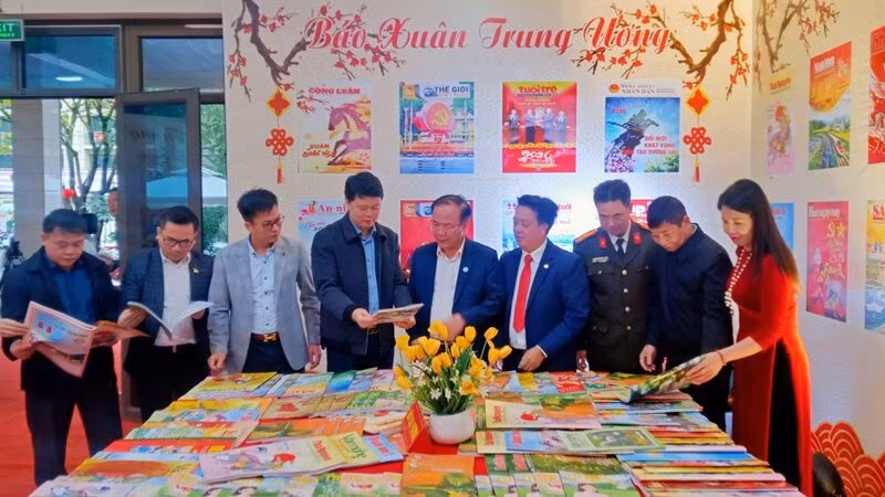 Các đại biểu tham quan gian trưng bày, đọc báo Xuân.