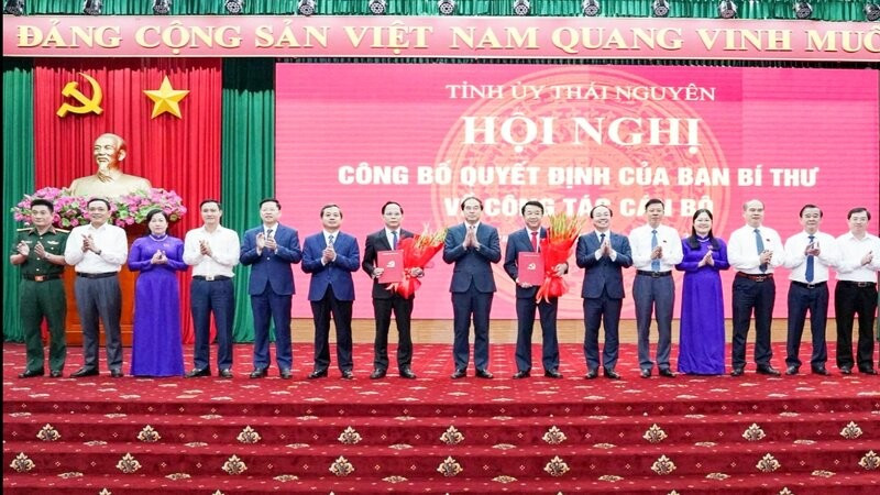 Lãnh đạo tỉnh Thái Nguyên tặng hoa chúc mừng đồng chí Nguyễn Thanh Bình (bên phải) và đồng chí Nguyễn Linh.