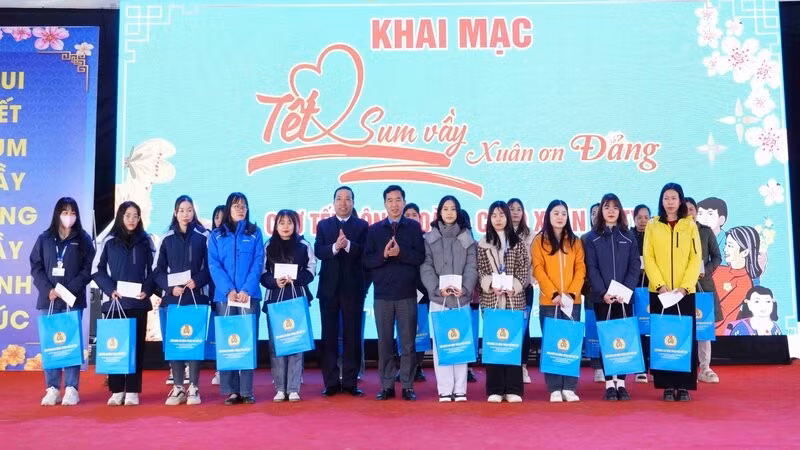 Tỉnh Thái Nguyên dự kiến sẽ tặng mỗi hộ nghèo và cận nghèo 600 nghìn đồng để đón Tết Bính Ngọ.