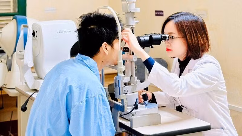 Thạc sĩ, Bác sĩ Lê Thị Yến thăm khám lại mắt cho người bệnh sau 2 ngày phẫu thuật.