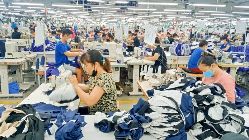 Công ty cổ phần Đầu tư và Thương mại TNG đang nỗ lực giảm tối đa tác động của biến động xăng, dầu đối với sản xuất hàng may mặc xuất khẩu.