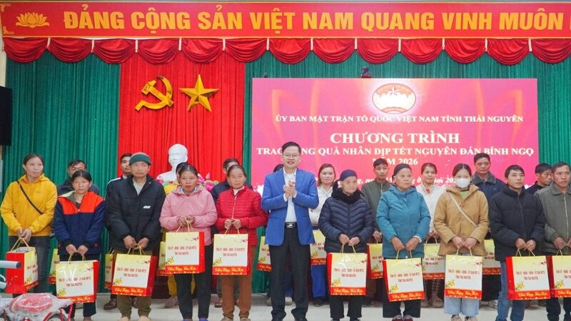 Lãnh đạo tỉnh Thái Nguyên tặng quà Tết Bính Ngọ 2026 cho hộ nghèo ở xã Phong Quang.