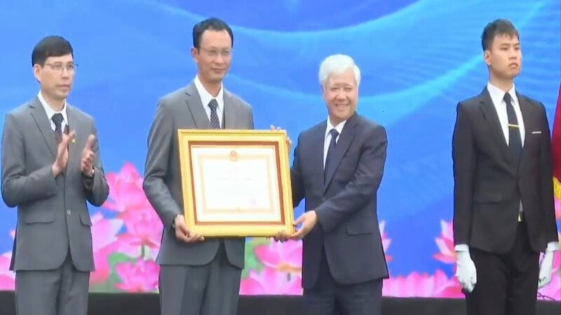 Đồng chí Đỗ Văn Chiến trao Huân chương Lao động hạng nhì cho Trường đại học Kỹ thuật Công nghiệp Thái Nguyên.