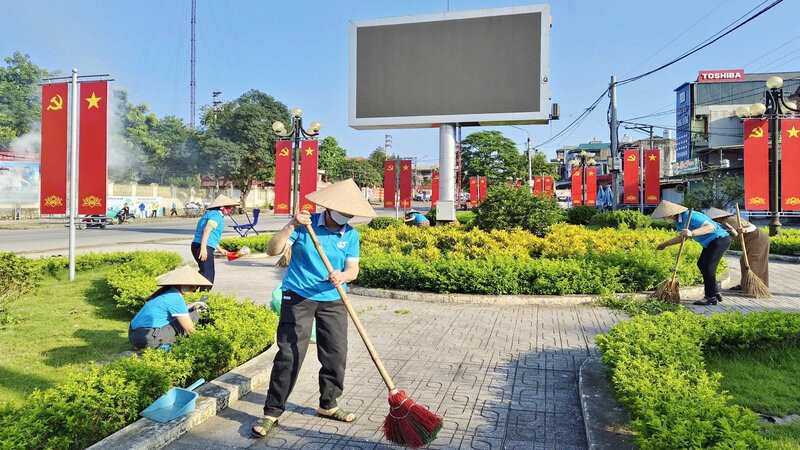 Người dân xã Phú Lương, tỉnh Thái Nguyên vệ sinh môi trường sạch đẹp dịp kỷ niệm 80 năm Cách mạng Tháng Tám, Quốc khánh 2/9 và Đại hội Đảng bộ xã.