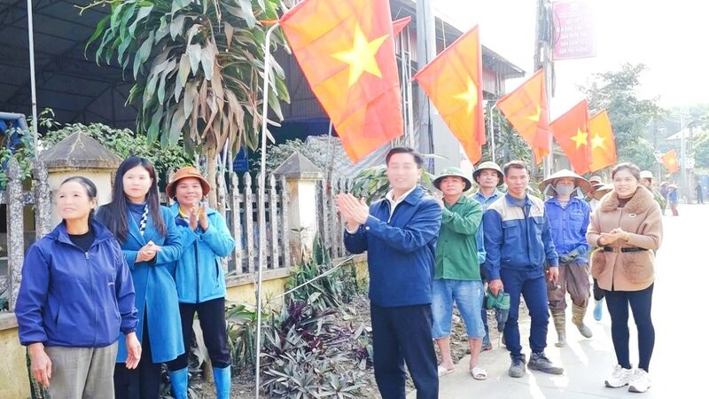 Cán bộ và người dân xã Phú Lương (Thái Nguyên) treo cờ chào mừng, kỳ vọng những quyết sách Đại hội XIV của Đảng đề ra sẽ nhanh chóng đi vào cuộc sống.