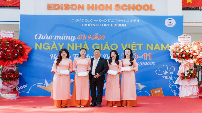 Ông Đỗ Minh Đạo, người sáng lập Trường trung học phổ thông Edison, trao thưởng cho giáo viên trẻ xuất sắc.