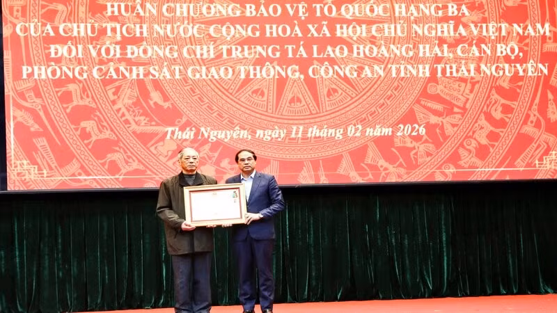Bí thư Tỉnh ủy Thái Nguyên Trịnh Xuân Trường trao Huân chương Bảo vệ Tổ quốc hạng Ba cho thân nhân Trung tá Lao Hoàng Hải.