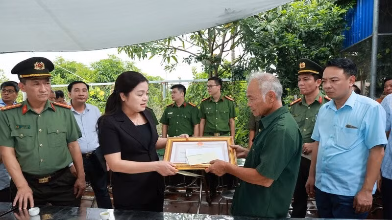 Đồng chí Nguyễn Thị Loan trao Bằng khen của Chủ tịch Ủy ban nhân dân tỉnh Thái Nguyên truy tặng ông Phan Văn Thành cho đại diện gia đình.