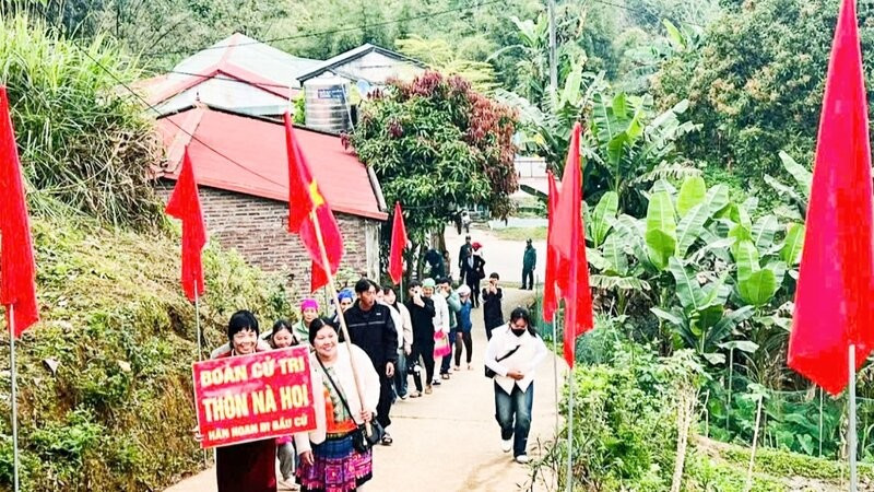 Cử tri thôn Nà Hoi, xã Phủ Thông, tỉnh Thái Nguyên, nô nức đi bầu cử