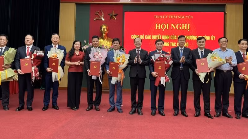 Lãnh đạo tỉnh Thái Nguyên chúc mừng các đồng chí được điều động, bổ nhiệm.