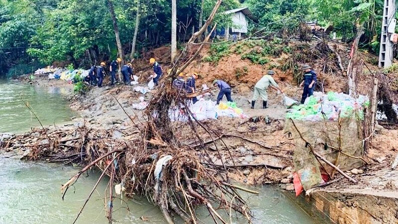 Bùn thải tràn ra môi trường sau sự cố sạt lở đập chắn bãi thải quặng đuôi số 1 đã được thu gom, nạo vét, bảo quản.