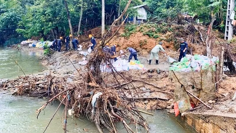 Bùn thải tràn ra môi trường sau sự cố sạt lở đập chắn bãi thải quặng đuôi số 1 đã được thu gom, nạo vét, bảo quản.