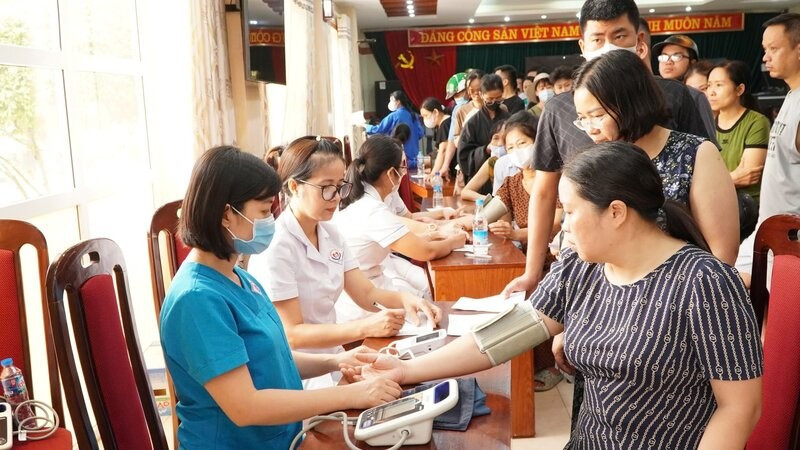 Người dân đến để được tư vấn, tiêm phòng uốn ván tại Bệnh viện Trung ương Thái Nguyên.