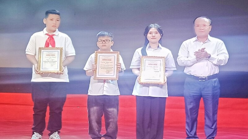 Lãnh đạo Sở Văn hóa, Thể thao và Du lịch Thái Nguyên trao danh hiệu Đại sứ Văn hóa đọc năm 2025 cho 3 thí sinh khu vực phía bắc tỉnh.