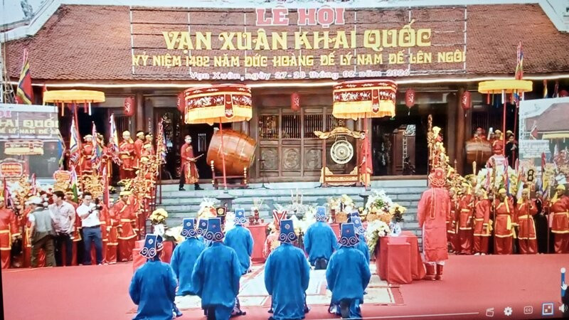 Lễ hội "Vạn Xuân khai quốc" được tổ chức long trọng theo nghi thức truyền thống.