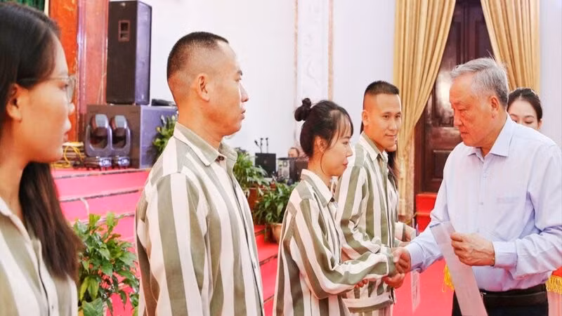 Đồng chí Nguyễn Hòa Bình trao “Giấy chứng nhận đặc xá” cho phạm nhân.