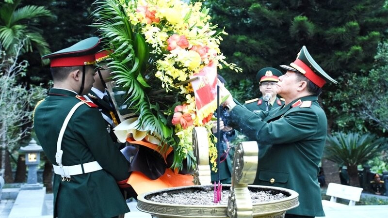 Đại tướng Nguyễn Trọng Nghĩa dâng hoa tưởng niệm Chủ tịch Hồ Chí Minh.