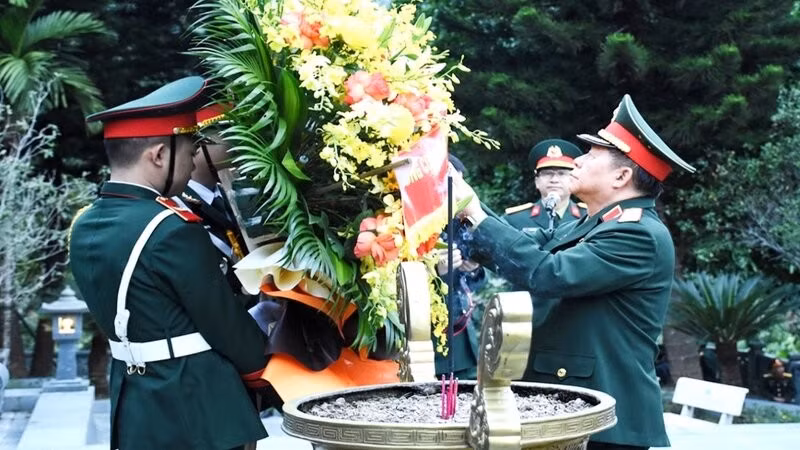 Đại tướng Nguyễn Trọng Nghĩa dâng hoa tưởng niệm Chủ tịch Hồ Chí Minh.