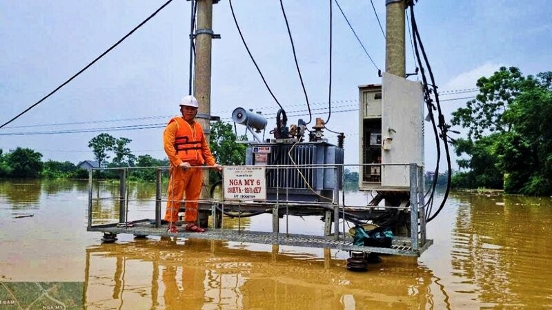 Lũ rút đến đâu, cán bộ Công ty Điện lực Thái Nguyên khắc phục lưới điện bị hư hỏng đến đấy.