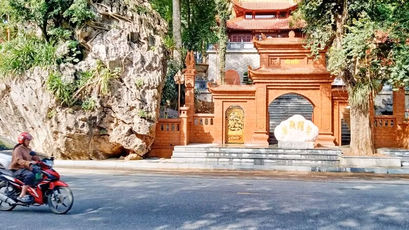 Cổng tam quan quần thể Đền Đuổm được trùng tu, tôn tạo bằng đá ong bền vững lâu dài.