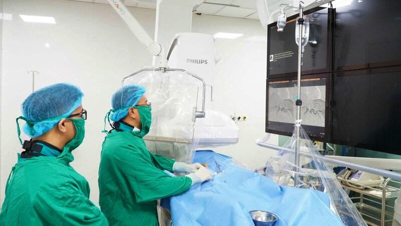 Thầy thuốc Bệnh viện Trung ương Thái Nguyên thực hiện kỹ thuật nút mạch gan.