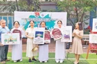 Triển lãm Trang vẽ học sinh với chủ đề sắc màu tại Trường trung học phổ thông Nguyễn Du, giúp các em có thêm cơ hội gắn kết, giao lưu, tương tác với bạn bè, thầy cô giáo nhiều hơn.