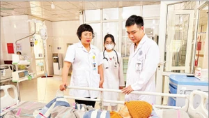 Chăm sóc, điều trị bệnh nhân kháng thuốc tại Bệnh viện đa khoa Đông Anh.