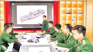Cán bộ Viện Thiết kế tàu quân sự thảo luận các phương án thiết kế tàu quân sự. (Ảnh THẾ ĐẠI)