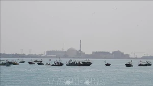 Tàu của Lực lượng Vệ binh Cách mạng Hồi giáo Iran (IRGC) tại một lễ kỷ niệm ở Vịnh Persian. (Ảnh: THX/TTXVN)