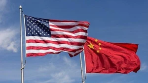 Quốc kỳ Mỹ (trái) và quốc kỳ Trung Quốc. (Ảnh: IRNA/TTXVN)