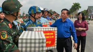 Đồng chí Nguyễn Trọng Nghĩa, Ủy viên Bộ Chính trị, Bí thư Trung ương Đảng, Trưởng Ban Tuyên giáo và Dân vận Trung ương, Phó Trưởng ban Thường trực Ban Chỉ đạo Trung ương kỷ niệm các ngày lễ lớn và sự kiện quan trọng của đất nước trong 3 năm (2023-2025) động viên các chiến sĩ tham gia diễu binh, diễu hành.