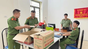 Cán bộ, chiến sĩ công an xã Mai Sơn sắp xếp tài liệu, hồ sơ để bắt tay thực hiện nhiệm vụ mới sau sáp nhập xã, phường.