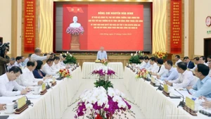 Ủy viên Bộ Chính trị, Phó Thủ tướng Thường trực Chính phủ Nguyễn Hòa Bình làm việc với Ban Thường vụ Tỉnh ủy Lâm Đồng, Bình Thuận và Đắk Nông ngày 21/5.