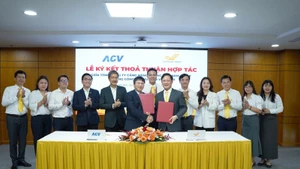 Lãnh đạo Tổng công ty Bưu điện Việt Nam cùng Tổng công ty Cảng Hàng không Việt Nam ký kết thảo thuận hợp tác.