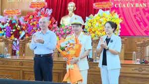Lãnh đạo Tỉnh ủy và Ủy ban nhân dân tỉnh Đắk Lắk chúc mừng Thiếu tướng Phan Thanh Tám, Giám đốc Công an tỉnh Đắk Lắk.