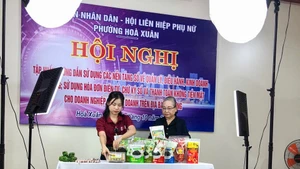 Bà Trần Thị Thông (75 tuổi) tham gia tập huấn kinh doanh trên nền tảng số.