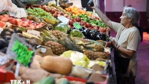Người tiêu dùng mua sắm tại một chợ ở Madrid, Tây Ban Nha. (Ảnh: THX/TTXVN)