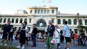 Khách Hàn Quốc tham quan Bưu điện Trung tâm, điểm đến nổi tiếng bậc nhất Thành phố Hồ Chí Minh. (Ảnh: Hồng Đạt/TTXVN)
