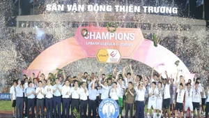 Thép Xanh Nam Định chính thức nhận Cúp vô địch V.League 1- 2024/2025 trên sân nhà Thiên Trường tối 22/6.