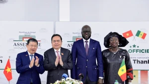 Chủ tịch Quốc hội Trần Thanh Mẫn và Chủ tịch Quốc hội Senegal El Malick Ndiaye đã chứng kiến lễ công bố thành lập Nhóm Nghị sĩ hữu nghị Việt Nam-Senegal và Nhóm Nghị sĩ hữu nghị Senegal-Việt Nam. (Ảnh: VĂN CHÚC)