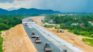 Nhà thầu Tập đoàn Đèo Cả thảm bê-tông nhựa mặt đường dự án Quảng Ngãi-Hoài Nhơn. (Ảnh: TUẤN LINH)