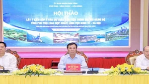 Chủ tịch Ủy ban nhân dân ba tỉnh Phú Thọ, Vĩnh Phúc và Hòa Bình chủ trì hội thảo.