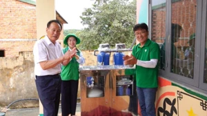 Các đơn vị tài trợ bàn giao hệ thống nước sạch cho Trường tiểu học Nguyễn Bá Ngọc. 